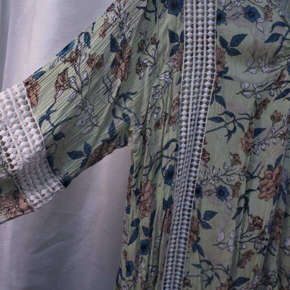 Elegant Floral Lace-Trim Blouse - Picture 3 of 11